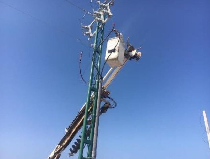 Poste de la red aérea con su equipo