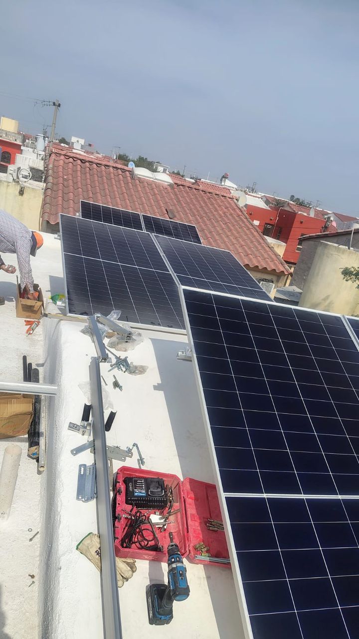 Montaje de la estructura y los paneles solares en la azotea de otra casa