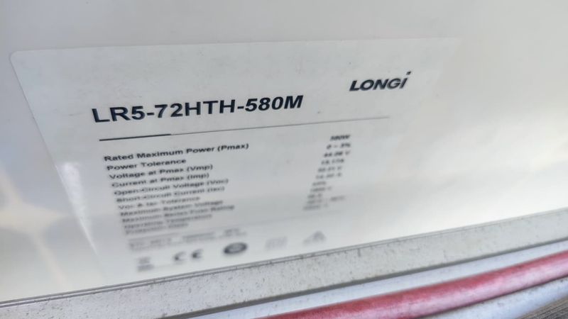 Etiqueta de un panel LONGi de 580 W