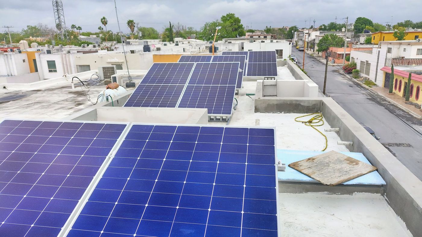 Paneles solares instalados por EVEXIA en la azotea de una casa
