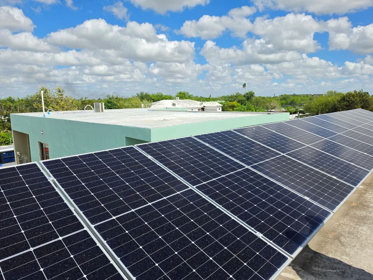 Paneles solares instalados por EVEXIA en una azotea