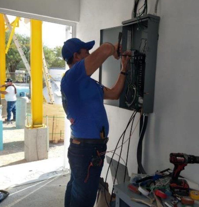 Electricista conectando un tablero de distribución
