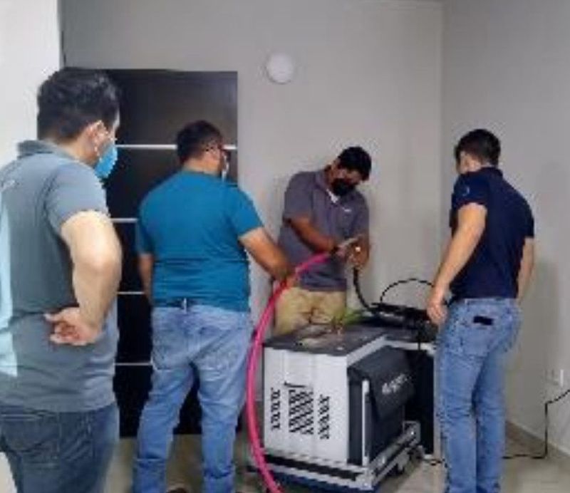 Equipo de trabajo preparando la prueba VLF